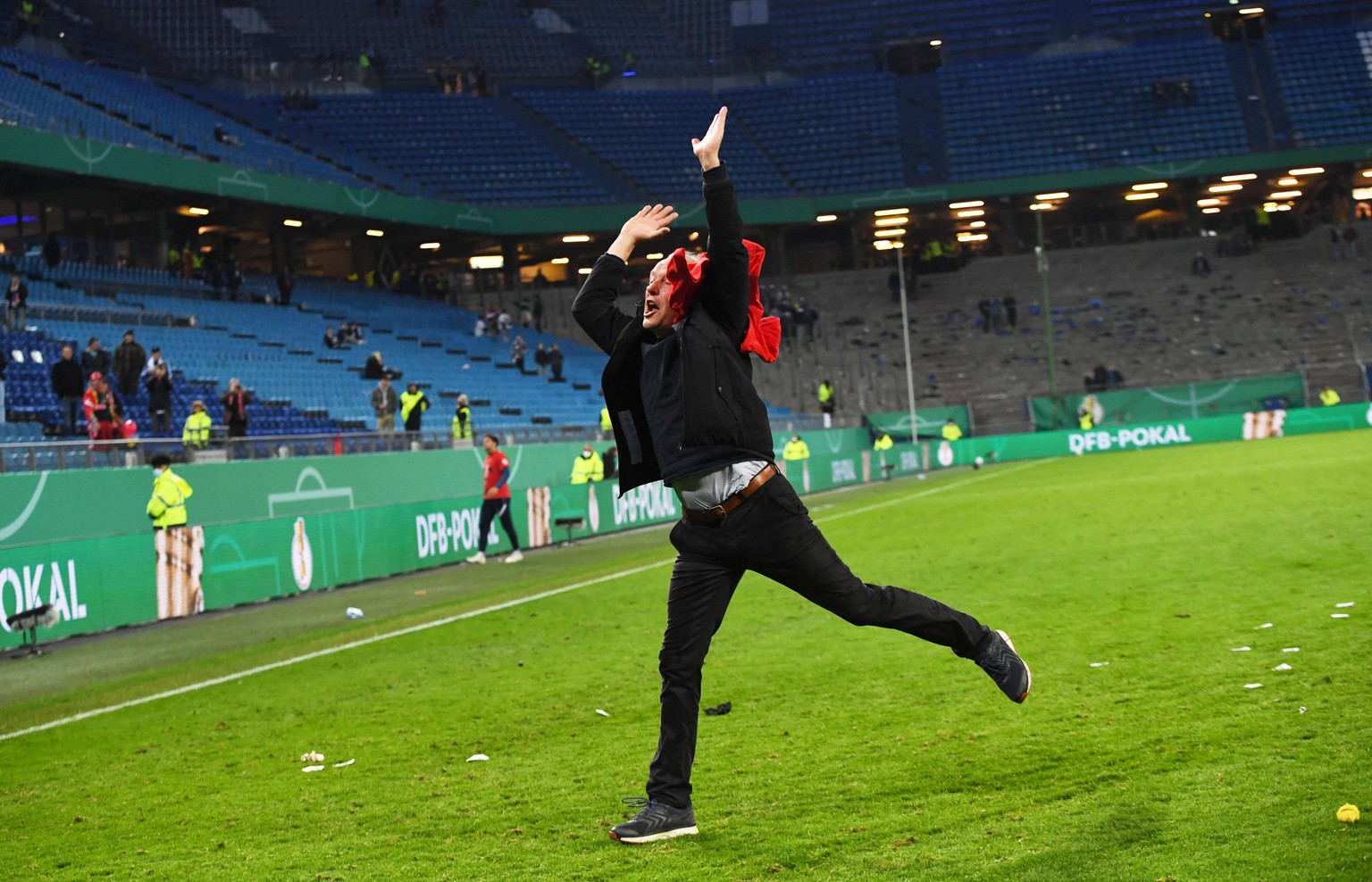 Ganz schön beweglich für sein Alter – Christian Streich bei der «La Ola» mit den Fans.