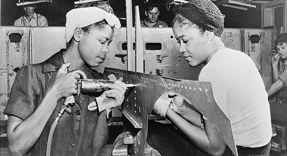 Schwarze Frauen in einem US-Rüstungsbetrieb während des Zweiten Weltkriegs.