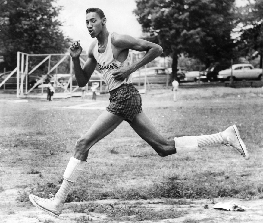 Bildnummer: 60095216 Datum: 09.08.1954 Copyright: imago/United Archives International Wilt Chamberlain Pictured at age 17 when he was a senior at Philadelphia Overbrook High School when he was an athl ...