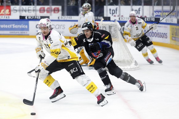 Arno Nussbaumer (HCA), vorne, und Julien Rod (HCFG) in Aktion im Eishockey Meisterschaftsspiel der National League zwischen dem HC Fribourg Gotteron und dem HC Ajoie, am Mittwoch, 12. November 2025 in ...