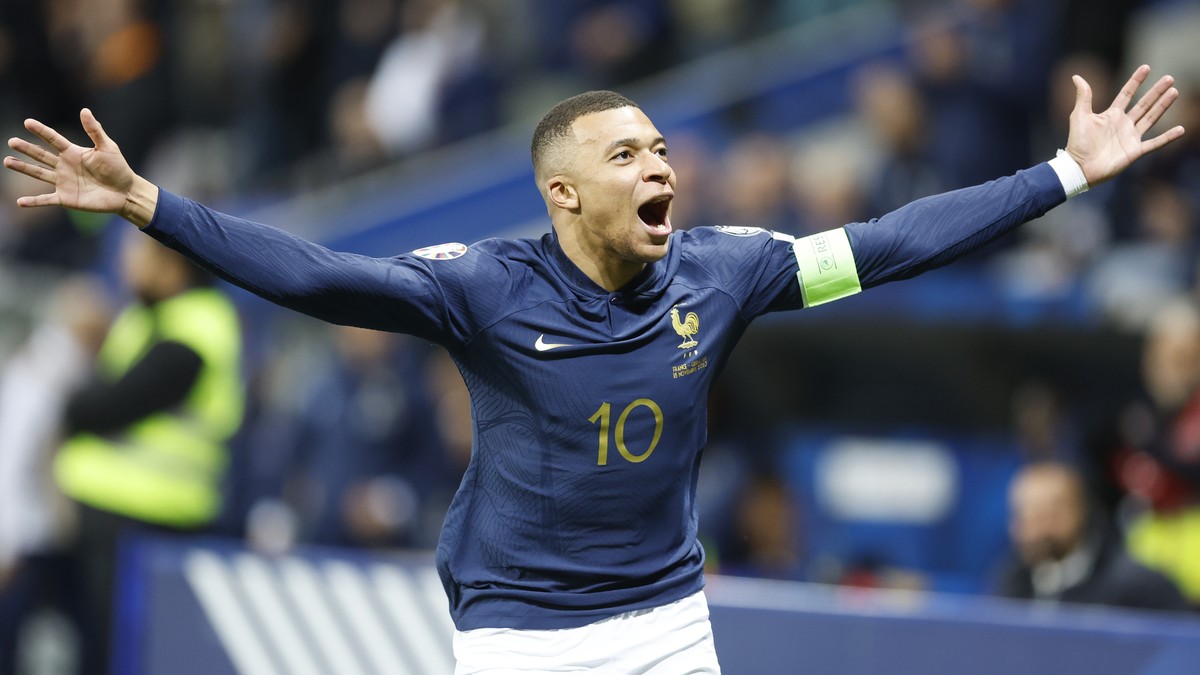 epa10983634 Kylian Mbappe celebrates scoring a goal during the UEFA EURO 2024 Group B qualification match between France and Gibraltar in Nice, France, 18 November 2023. EPA/SEBASTIEN NOGIER