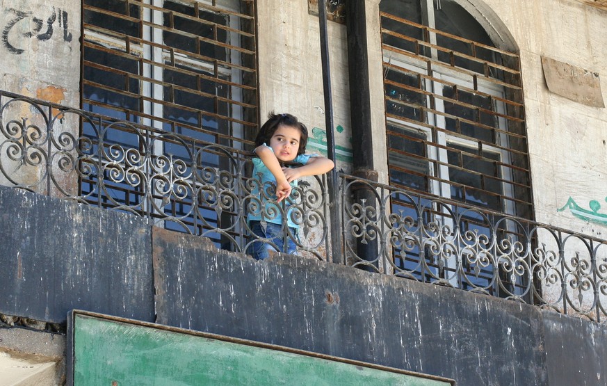 Mädchen an der kunstvoll geschmiedeten Brüstung eines Balkons (09.06.2008).