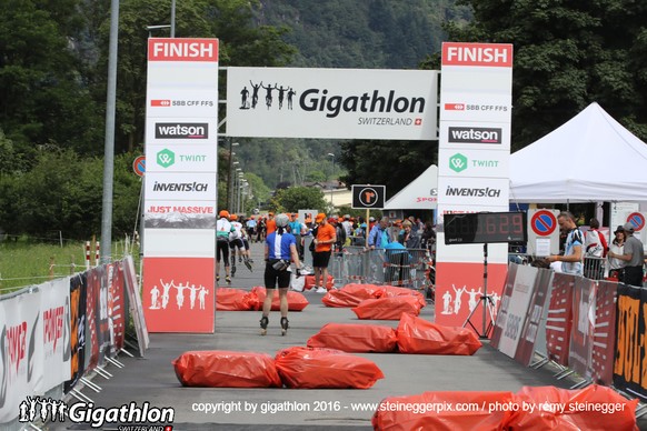 BIASCA, 11.06.2016 - Wechselzone von der Inline- auf die Bikestrecke in Biasca am Sabato Ticinese am Gigathlon 2016. 

copyright by gigathlon.ch &amp; www.steineggerpix.com / photo by remy steinegger
 ...