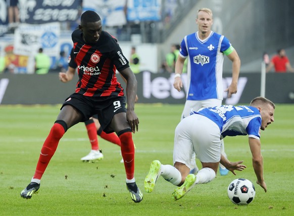 epa10810498 Frankfurt&#039;s Randal Kolo Muani (L) in action against Darmstadt&#039;s Fabian Nuernberger (R) during the German Bundesliga soccer match between Eintracht Frankfurt and SV Darmstadt 98 i ...