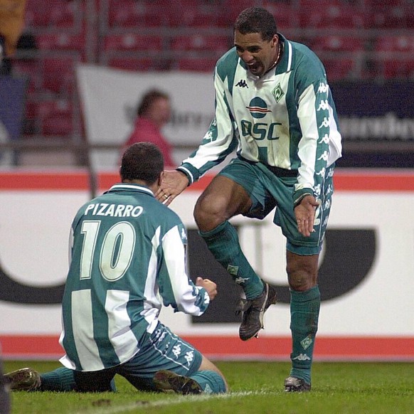 Bildnummer: 01040580 Datum: 27.10.2001 Copyright: imago/Sven Simon
Ailton (re.) lässt sich von Claudio Pizarro (beide Bremen) die Schuhe putzen - Torjubel; quer, Jubel, jubeln, lachen, lächeln, Ritual ...