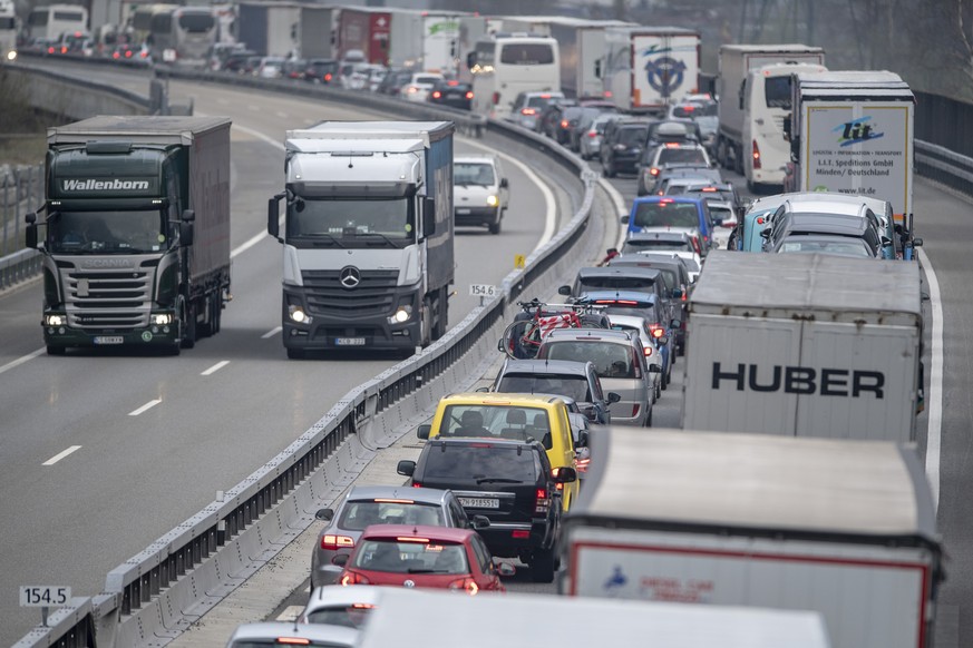 Der Osterreiseverkehr staut sich vor dem Gotthard-Tunnel zwischen Goeschenen und Erstfeld auf der A2 in Richtung Sueden auf mehrere Kilometer Laenge, am Freitag, 12. April 2019. (KEYSTONE/Urs Flueeler ...