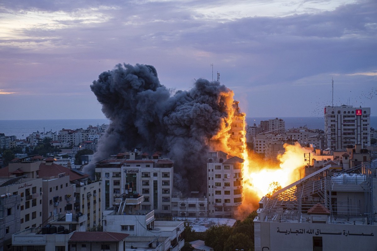 L'armée israélienne frappe la bande de Gaza après les attaques du Hamas.