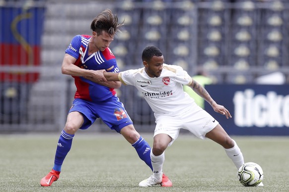 Basels Valentin Stocker, links, im Kampf mit Thuns Marvin Spielmann, im Schweizer Fussball Cupfinalspiel zwischen dem FC Basel und dem FC Thun, am Sonntag 19. Mai 2019, im Stade de Suisse in Bern. (KE ...