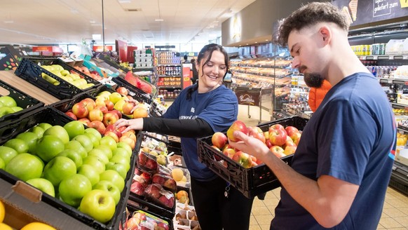 Die Aldi-Filiale in Sursee wird während einer Woche von Lernenden geleitet. Im Bild: Merdjana Zeqiri und David Deme füllen die Regale auf und machen Bestellungen.