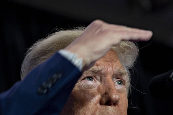 News Bilder des Tages U.S. President Donald Trump looks though the audience while speaking at the Latino Coalition Legislative Summit in Washington, DC on Wednesday, March 4, 2020. Trump yesterday sai ...