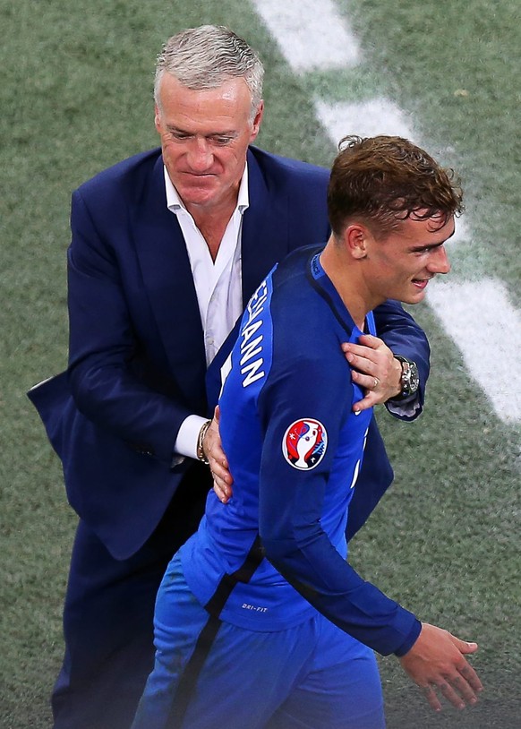 epa05414042 Antoine Griezmann (R) of France is embraced by coach Didier Deschamps (L) as he leaves the pitch during the UEFA EURO 2016 semi final match between Germany and France at Stade Velodrome in ...