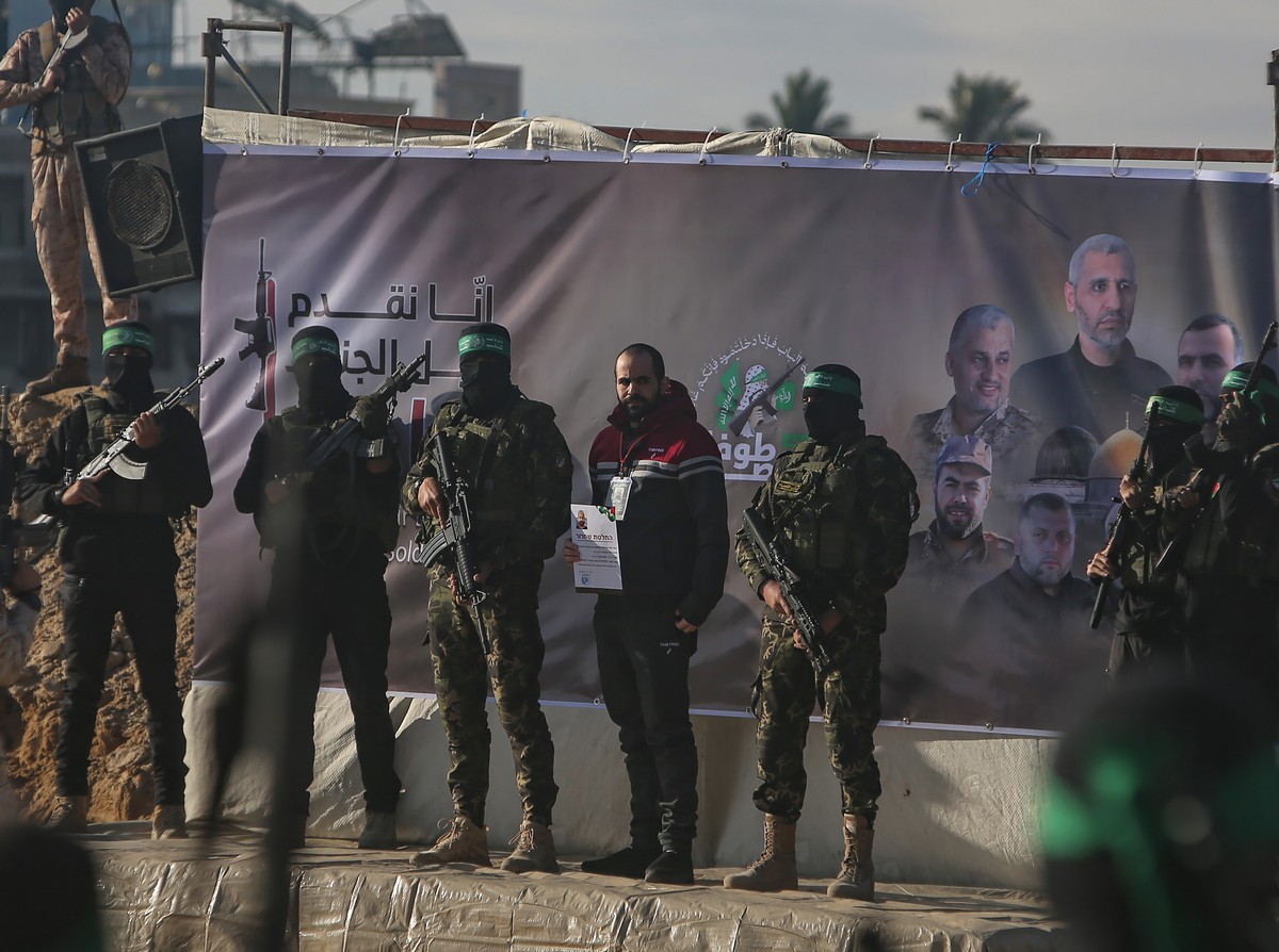 epa11867472 Izz ad-Din al-Qassam Brigades fighters release Israeli captive Yarden Bibas, to the International Committee of the Red Cross, as part of the ceasefire and prisoner exchange agreement betwe ...
