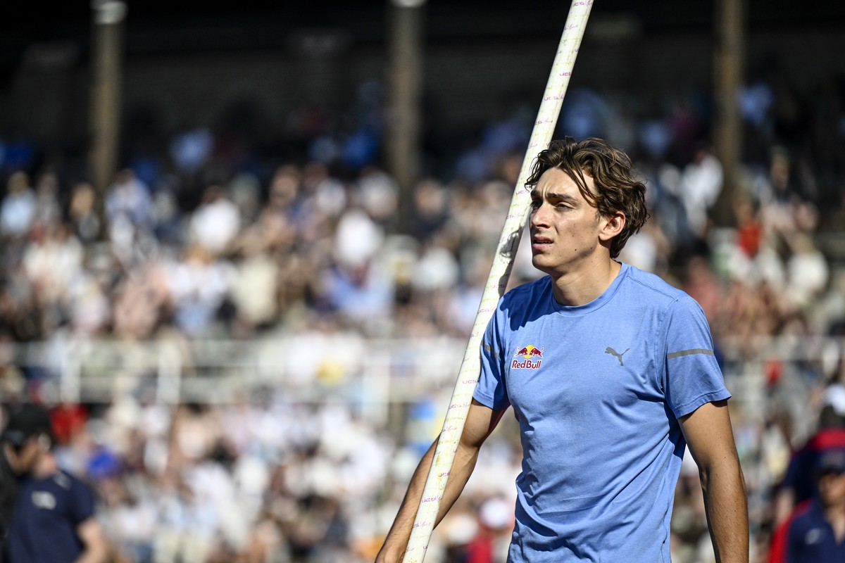 epa11385740 Sweden's Armand Duplantis prepares before the men's pole vault during the Diamond League athletics meeting in Stockholm, Sweden, 02 June 2024. EPA/Pontus Lundahl SWEDEN OUT SWEDE ...