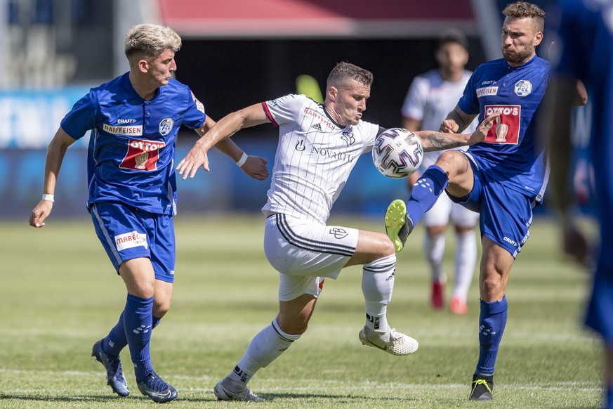 Toulant Xhaka, mitte, von Basel im Spiel gegen Lorik Emini, links, und Francesco Marigotta, rechts, von Luzern beim Super League Meisterschaftsspiel zwischen dem FC Luzern und dem FC Basel vom Sonntag ...