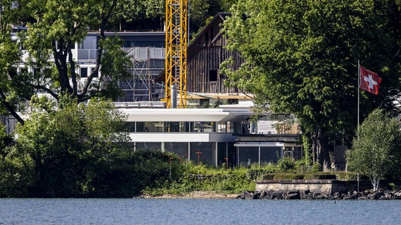Blick auf die Baustelle des rund 16&#039;000 Quadratmeter grossen Grundstuecks des frueheren Tennisspielers Roger Federer mit dem Baugespann fuer ein Bootshaus in Kempraten, Rapperswil-Jona am Diensta ...