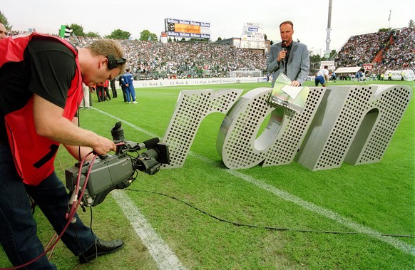 Bildnummer: 00438727 Datum: 12.08.2001 Copyright: imago/WEREK
Sat.1-Moderator Oliver Welke moderiert die Sendung &quot;ran&quot; live aus dem Stadion; quer, Fernsehen, TV, Medien, Privatfernsehen, Jo ...