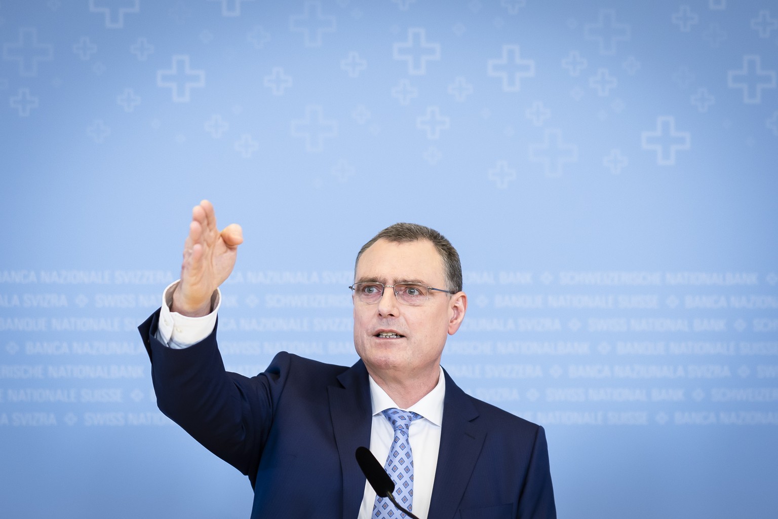 epa11233755 Swiss National Bank&#039;s (SNB) Chairman of the Governing Board Thomas Jordan gestures during a media briefing at the Swiss National Bank in Zurich, Switzerland, 21 March 2024. The Swiss  ...