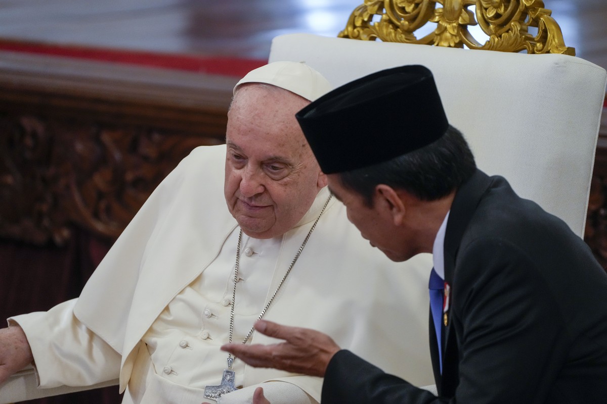 Pope Francis listens to Indonesian President Joko Widodo, right, as they meet at Istana Merdeka Presidential Palace in Jakarta, Wednesday, Sept. 4, 2024. Pope Francis is opening his visit to Indonesia ...