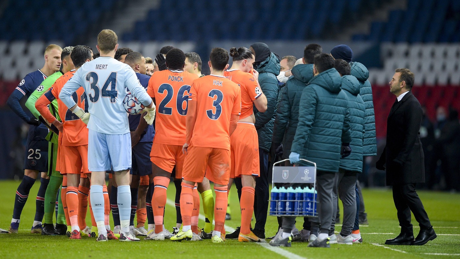 suspicions de Propos Raciste du 4e arbitre a l assistant de Okan Buruk - Entraineur - incident FOOTBALL : PSG vs Istanbul Basaksehir - Ligue des Champions - 08/12/2020 JBAutissier/Panoramic PUBLICATIO ...