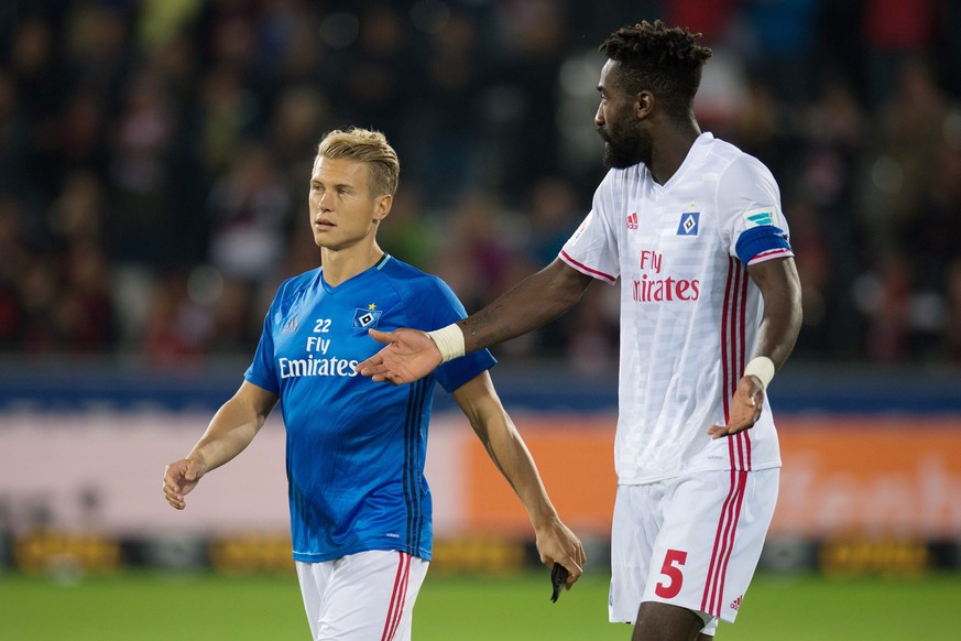 20.09.2016; Freiburg; Fussball Bundesliga - SC Freiburg - Hamburger SV; Matthias Ostrzolek und Johan Djourou (HSV)
(Deniz Calagan/Witters/freshfocus)