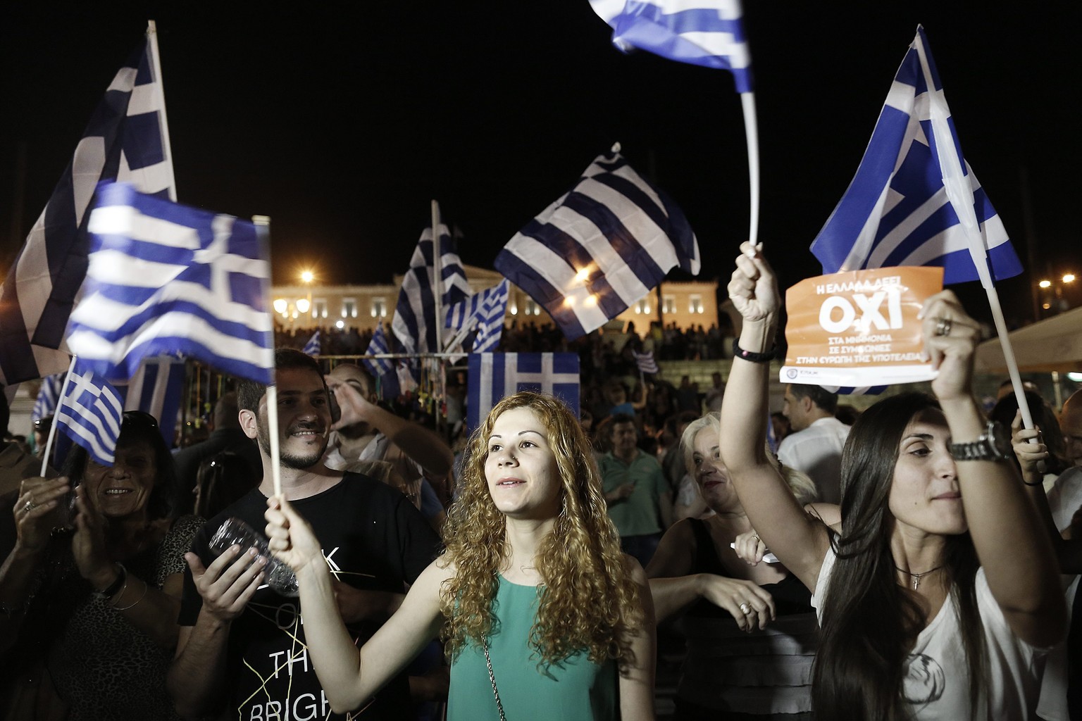 Blick in eine ungewisse Zukunft: Syriza-Anhänger vor dem Parlament.