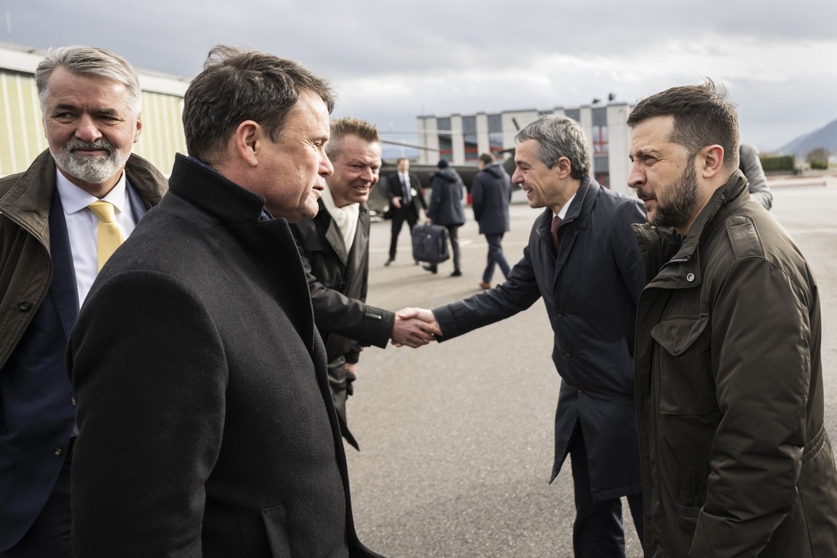 Volodymyr Zelenskyy, President of Ukraine, right, is welcomed by from left, Alec von Graffenried, Mayor of Bern, Philippe Mueller, President of the government of the canton of Bern, and Reto Nause, Na ...