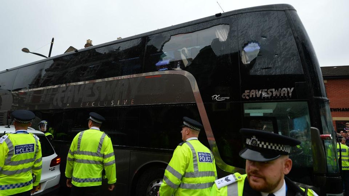 Zum Glück ist der Teambus von Manchester United doppelt verglast.