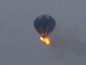 Der Heissluft-Ballon war in eine Stromleitung geprallt und hatte Feuer gefangen.