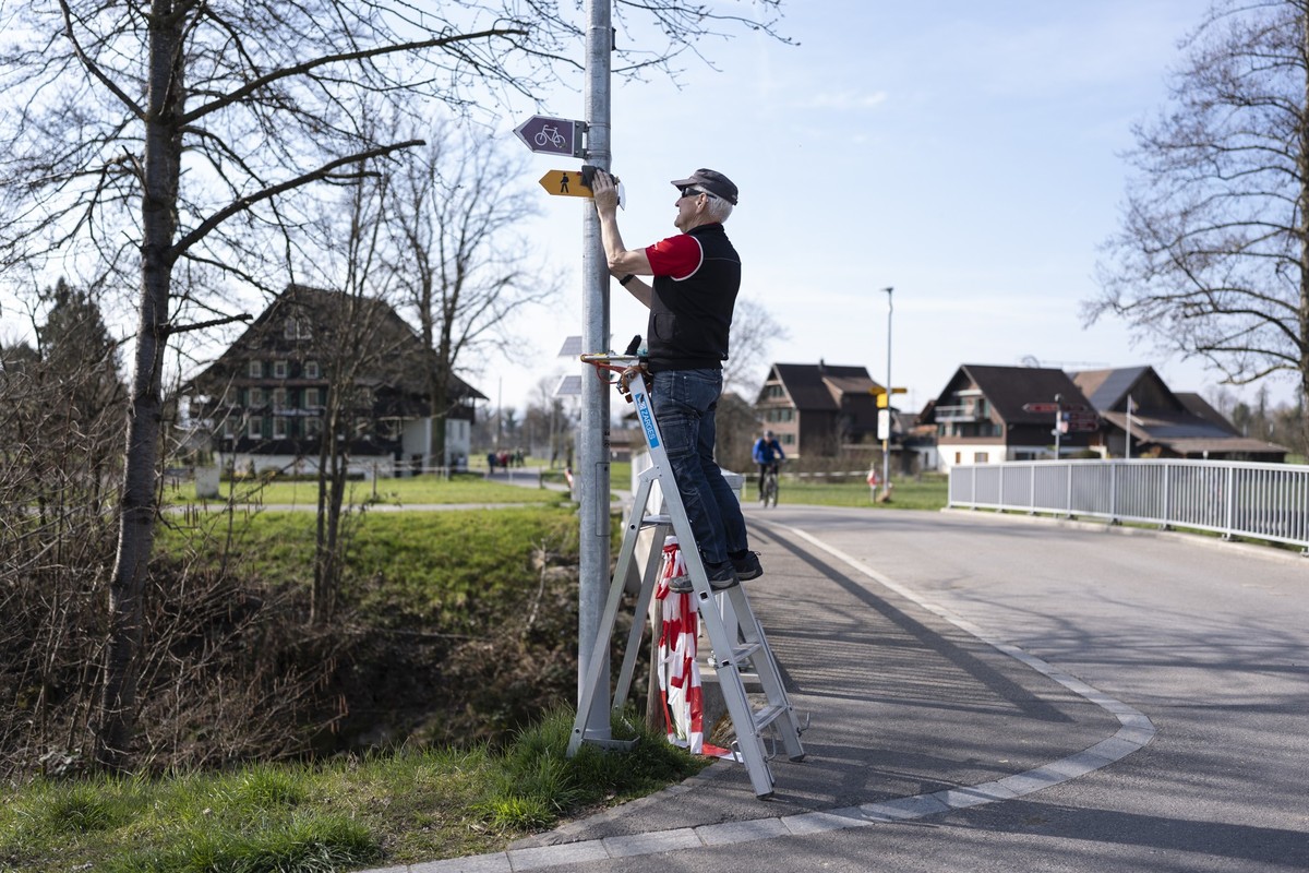 Beny Walker von der Infrastruktur der Zuger Wanderwege putzt Wanderwegtafeln, fotografiert am Dienstag, 24. Maerz 2026 in Zug. (KEYSTONE/Gaetan Bally)