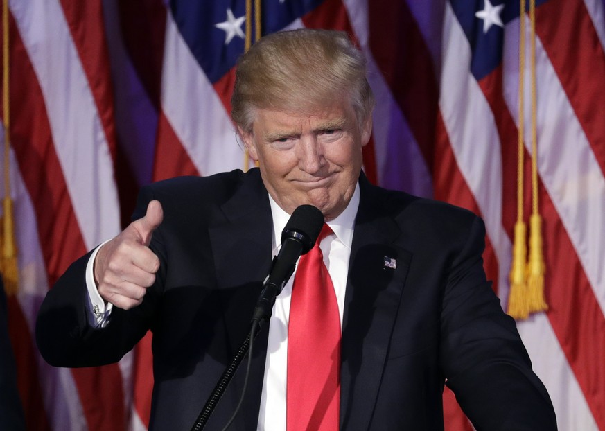 JAHRESRUECKBLICK 2016 - NOVEMBER - President-elect Donald Trump gives his acceptance speech during his election night rally, Wednesday, Nov. 9, 2016, in New York. (KEYSTONE/AP Photo/John Locher)