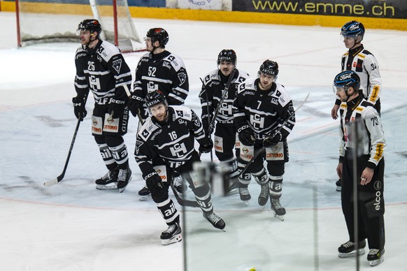 From left, Mirco Mueller (HCL), Jesper Peltonen (HCL), Einar Emanuelsson (HCL), Alessio Bertaggia (HCL) and Ramon Tanner (HCL) celebrate the 7-3 goal during the National League regular season game bet ...