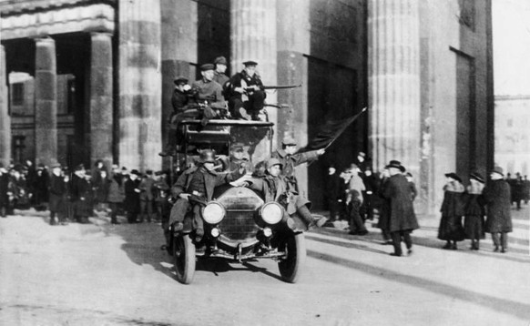 Deutsche Revolutionäre vor dem Brandenburger Tor.