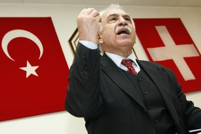 ZUR RUEGE DES EUROPAEISCHEN GERICHTSHOFES FUER MENSCHENRECHTE  AN DIE ADRESSE DER SCHWEIZ WEGEN DER VERURTEILUNG DES TUERKISCHEN NATIONALISTEN DOGI PERINCEK, STELLEN WIR IHNEN AM DIENSTAG, 17. DEZEMBER 2013, FOLGENDES ARCHIVBILD ZUR VERFUEGUNG -  Dogu Perincek, leader of Turkish Labor Party IP, speaks during a press conference one day before his trial, in Renens, Switzerland, Monday, March 5, 2007. Perincek has to appear in court in Lausanne after he had denied the Armenian genocide of 1915 during several public appearances in Switzerland. (KEYSTONE/Laurent Gillieron)