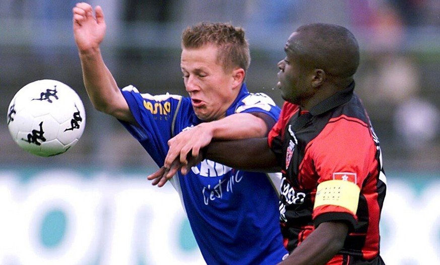 1999 bis 2001: Seine ersten Spiele als Profi bestreitet Christoph Spycher erst als 21-Jähriger für den FC Luzern, hier im Zweikampf mit Xamax' Augustine Simo.