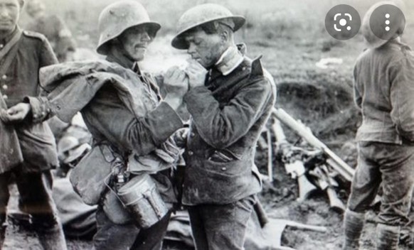 Spontane Verbrüderung – im 1.Weltkrieg kicken deutsche und britische Soldaten an der Front\nDiese Geschichte berührt mich seit jeher ungemein. Auch wenn etwas überzeichnet, so zeigt sie doch, dass auc ...