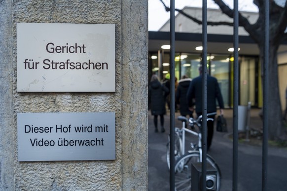 Schild des Gerichtes fuer Strafsachen in Basel, am Freitag, 4. Februar 2022. (KEYSTONE/Georgios Kefalas)
