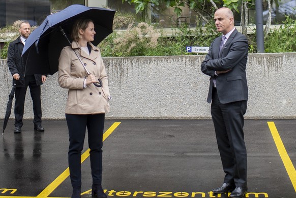 Bundesrat Alain Berset, rechts, und Regierungsraetin Natalie Rickli verfolgen das Konzert von Opernsaengerin Stefanie C. Braun im Alterszentrum Trotte, aufgenommen am Donnerstag, 30. April 2020 in Zue ...