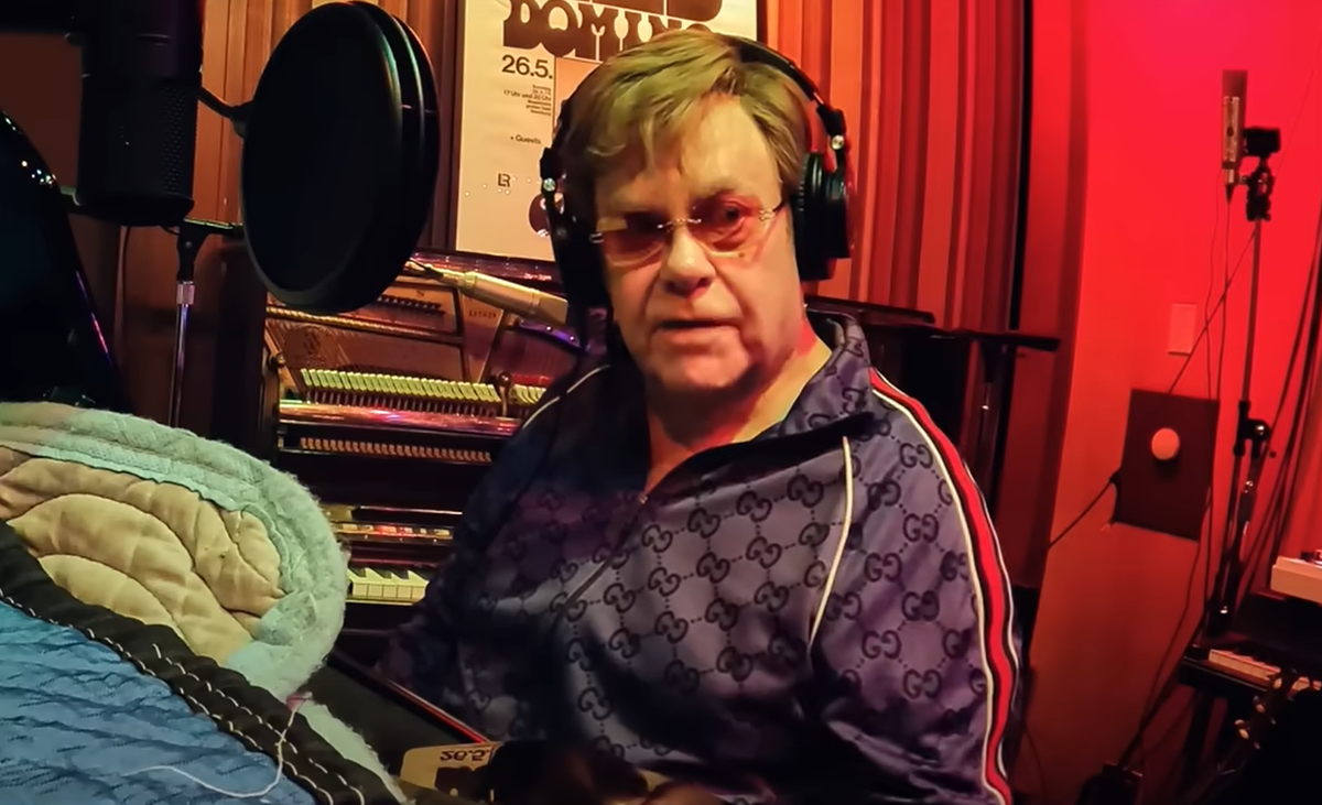 Elton John en train d'enregistrer son nouvel album.