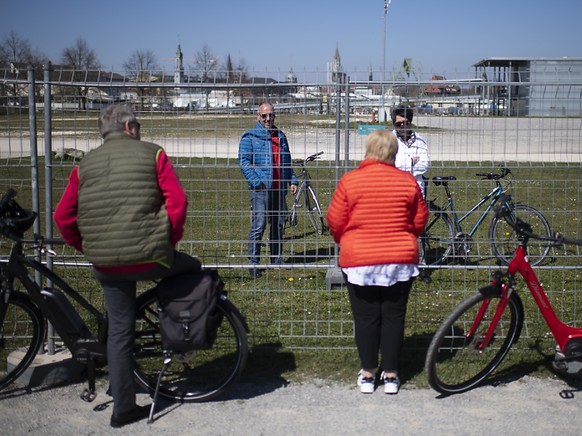 Bekannte treffen sich an der Grenze zwischen Konstanz und Kreuzlingen, am 5. April 2020. Nachdem sich Menschen am ersten an der Landesgrenze installierten Zaun getroffen und den wegen dem Coronavirus  ...