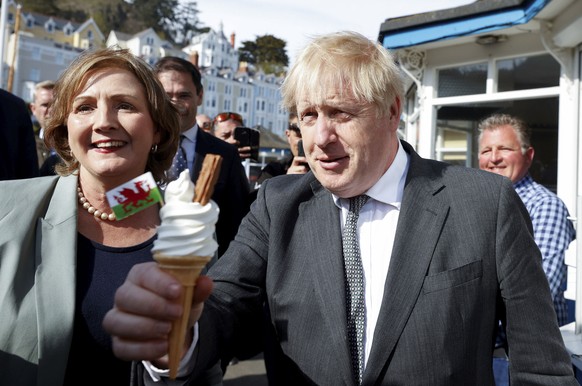 Locker bleiben trotz Gegenwind: Boris Johnson am Montag auf Wahlkampftour in Wales.
