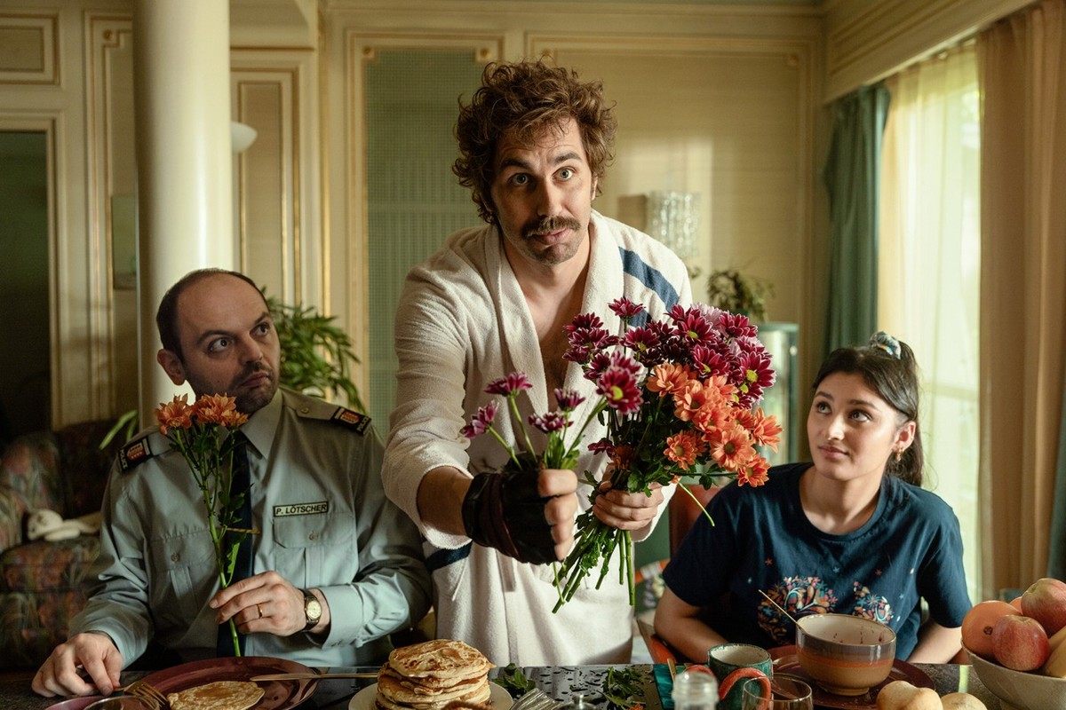 Tschugger-Finale im Kino: Zum Abschied Blumen? Sicher nicht! Sie sind bloss ein plumper, aber dennoch effizienter Beschwichtigungsversuch von Bax (David Constantin).