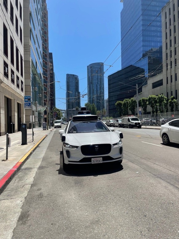 In den Strassen von San Francisco sind die Waymo-Taxis keine Seltenheit mehr. Eine Kuriosität bleibt man als Passagier darin dennoch - die Blicke verdutzter Passanten sind garantiert.