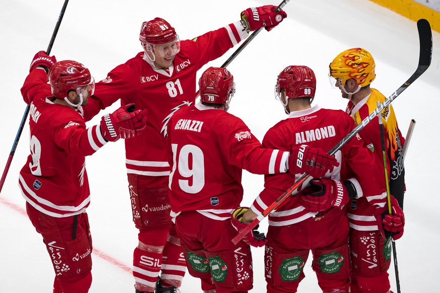 Joie des joueurs lausannois apres le premier but, marque par l&#039;attaquant lausannois Cody Almond lors de la rencontre du championnat suisse de hockey sur glace de National League entre le Lausanne ...