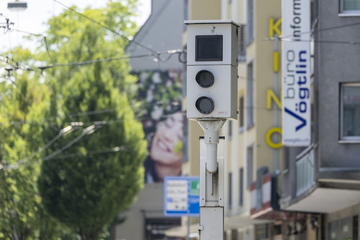 Eine Radarfalle fuer Autofahrer am Hirschengraben im Bruchquartier in der Stadt Luzern am Montag, 5. August, 2024. (KEYSTONE/Urs Flueeler).