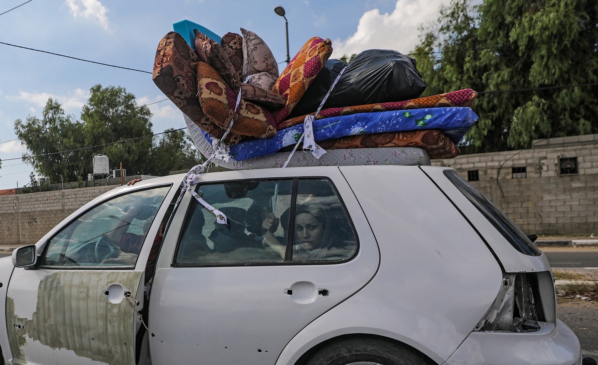 epa10920588 Residents of Gaza City evacuate as Israel continues bombing of the Gaza strip, 15 October 2023. The Israel Defense Force (IDF) on 14 October announced they are increasing readiness and pre ...