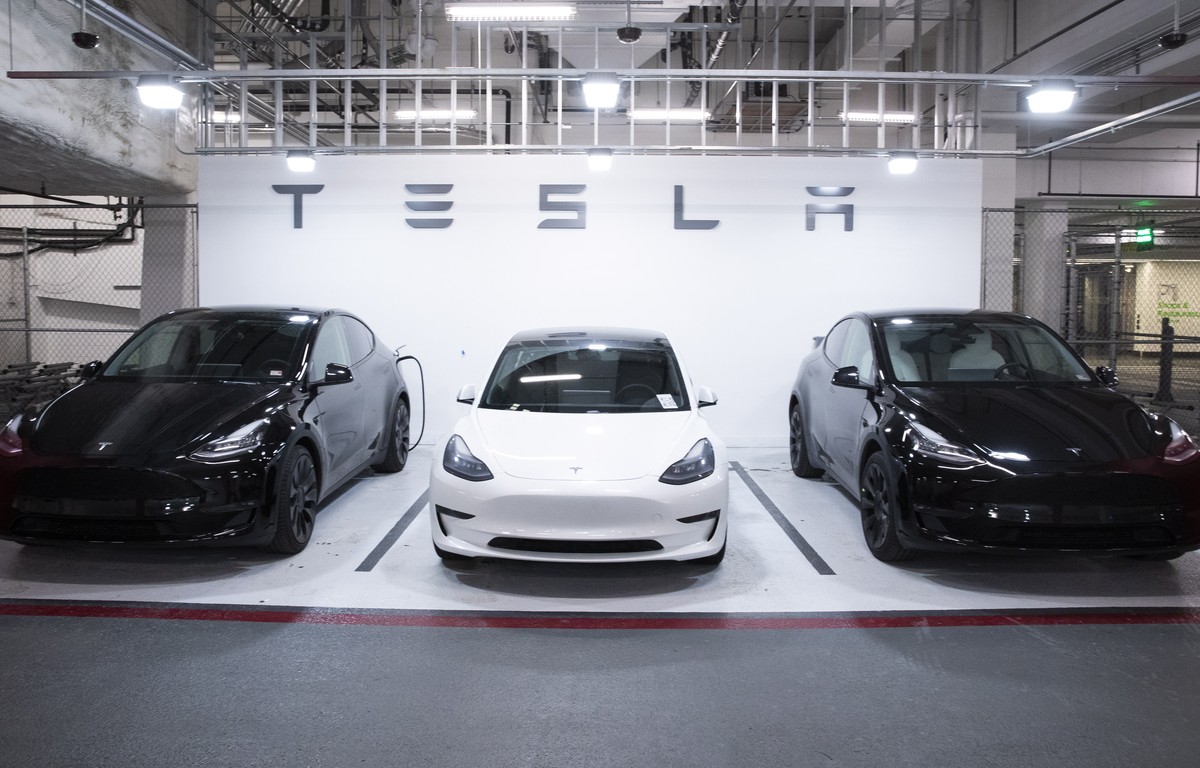 epa08997298 A Tesla Model 3 vehicle, at center, flanked by two Model Y vehicles that are used by a Tesla dealership as test-drive vehicles, are seen parked in a garage in Washington, DC, USA, 08 Febru ...