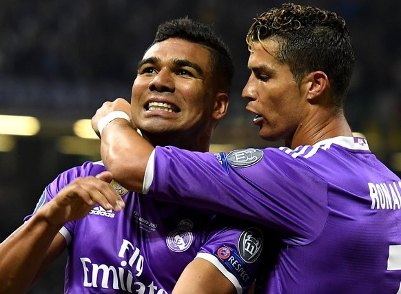 epa06008724 Real Madrid&#039;s Casemiro (L) celebrates scoring the 2-1 lead with teammate Cristiano Ronaldo during the UEFA Champions League final between Juventus FC and Real Madrid at the National S ...