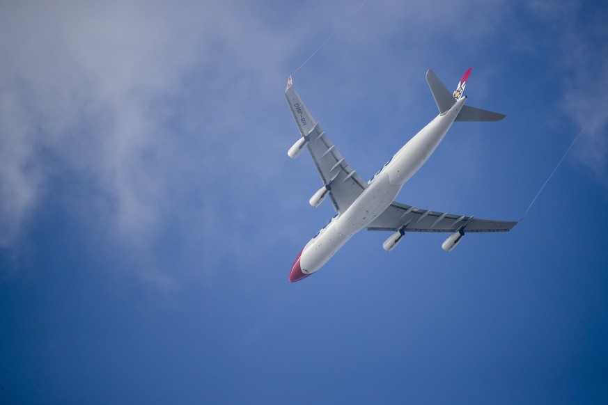 Ein Airbus 340-300 von Edelweiss Air ueberfliegt nach dem Start den Flughafen Zuerich, am Dienstag, den 14. November 2017, in Kloten. (KEYSTONE/Christian Merz)