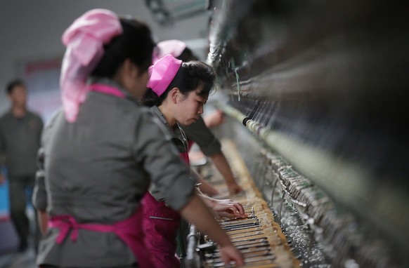 Fabriken wie im 19. Jahrhundert: Nordkoreanische Arbeiterinnen in einer Seidenfabrik.