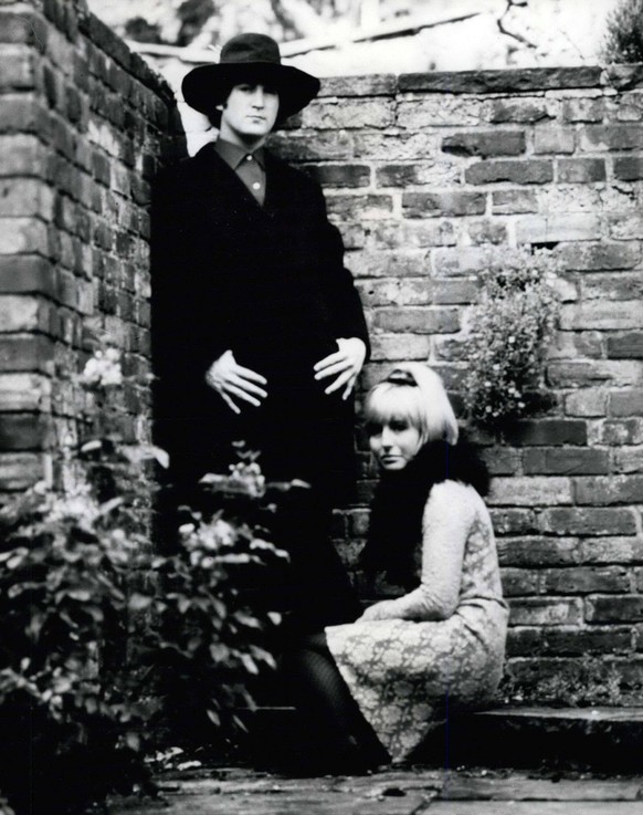 Spanish Signor and his wife are Beatle John Lennon and his wife Cynthia, disporting themselves in their beautiful secret garden. London United Kingdom PUBLICATIONxINxGERxSUIxAUTxONLY - ZUMAk09_

Spa ...